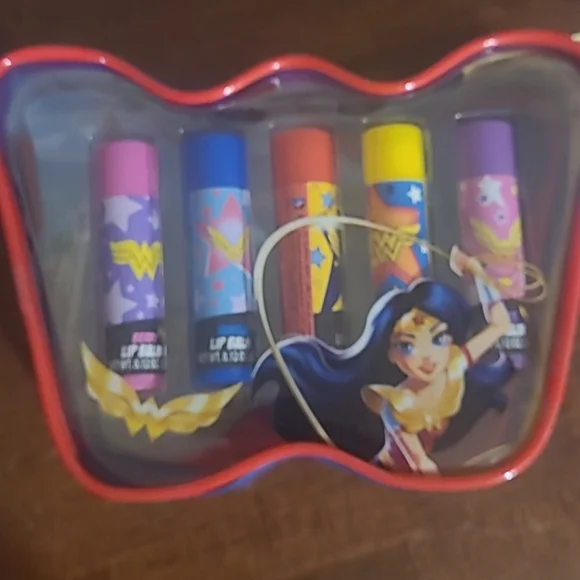 Wonder Woman - Picture 2 of 4